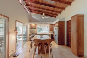 Réfrigérateur, four à micro-ondes, un four, cafetière-théière