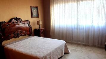 2 Schlafzimmer, Schreibtisch, Bügeleisen/Bügelbrett, Reisekinderbett