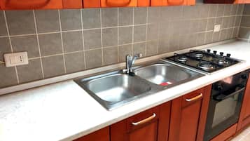 Fridge, oven, stovetop, coffee/tea maker