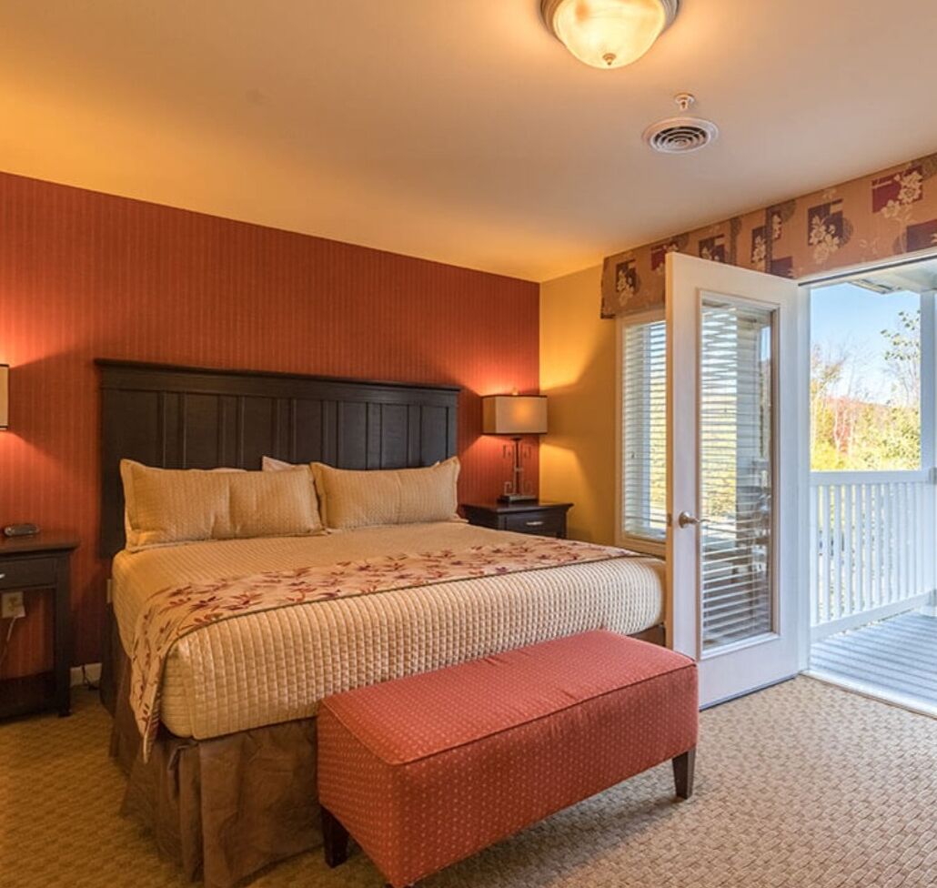 Cozy couple resort style condo overlooks the beautiful Massachusetts mountains.
