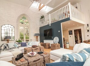 Living area - The Old Chapel (Dartmouth)