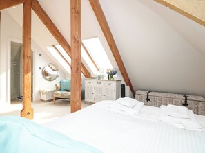 2 Schlafzimmer, individuell dekoriert, individuell eingerichtet