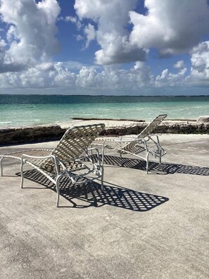 Plage, chaises longues, serviettes de plage