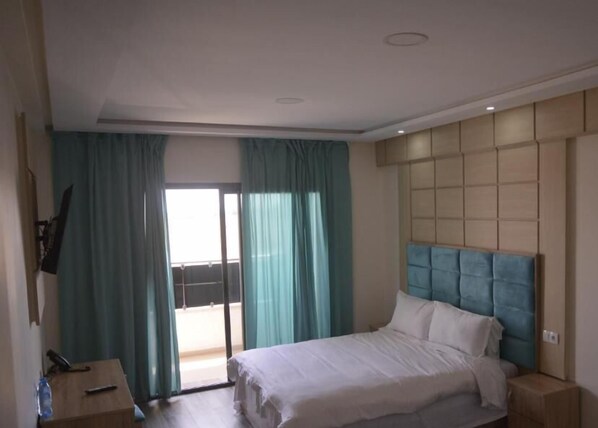 Deluxe-Einzelzimmer, 1 King-Bett | Individuell dekoriert, individuell eingerichtet, Schreibtisch