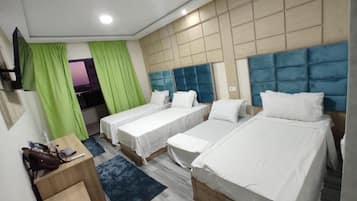 Habitación cuádruple Deluxe | 1 dormitorio, decoración individual, mobiliario individual y escritorio