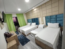 Decoración personalizada, muebles diferentes, escritorio y wifi gratis 