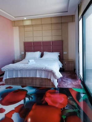 Deluxe-Suite | Individuell dekoriert, individuell eingerichtet, Schreibtisch