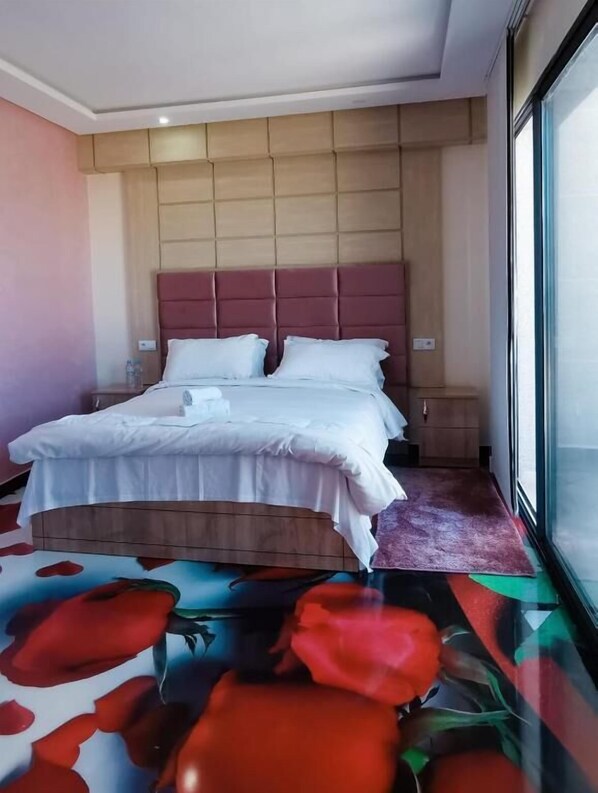 Decoración personalizada, muebles diferentes, escritorio y wifi gratis