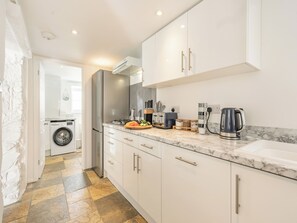 ثلاجة، ميكروويف، فرن، غسالة أطباق