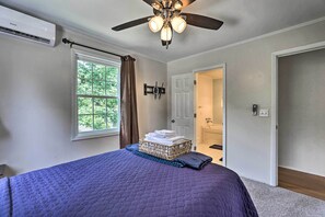 4 bedrooms, desk, iron/ironing board, WiFi