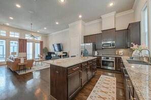 ثلاجة، ميكروويف، فرن، موقد طهي مسطح