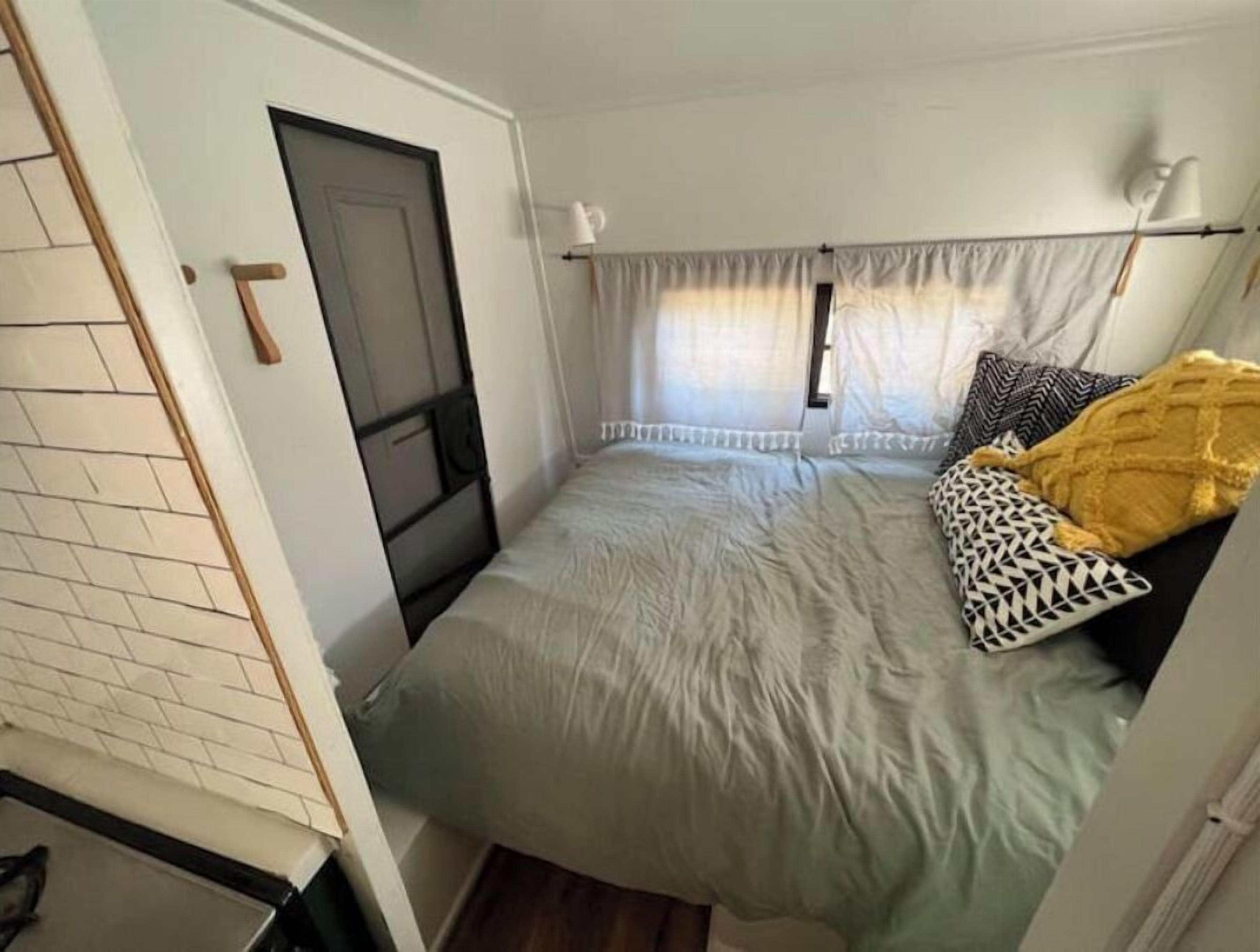 1 bedroom, desk, WiFi, bed sheets