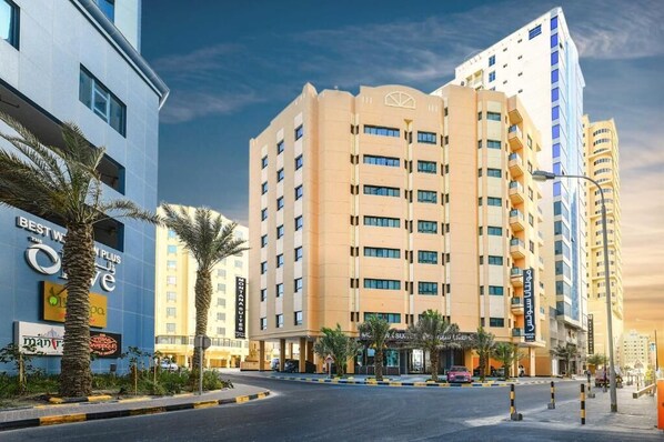 Deluxe Apartment, 2 Bedrooms, City View, Tower | Private kitchen