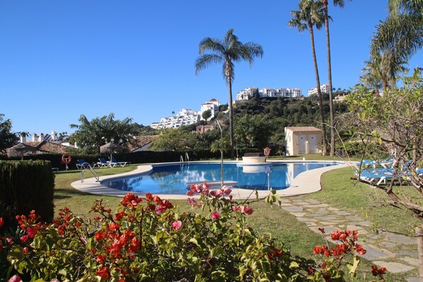 Pool - Garden apartment in Los Pinos, Los Arqueros Golf (Benahavis)