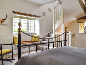 1 bedroom, free WiFi, bed sheets - The Telephone Box at The Old Post Office (North Perrott, near Crewkerne)