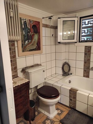 Hårtork, handdukar, tvål och schampo
