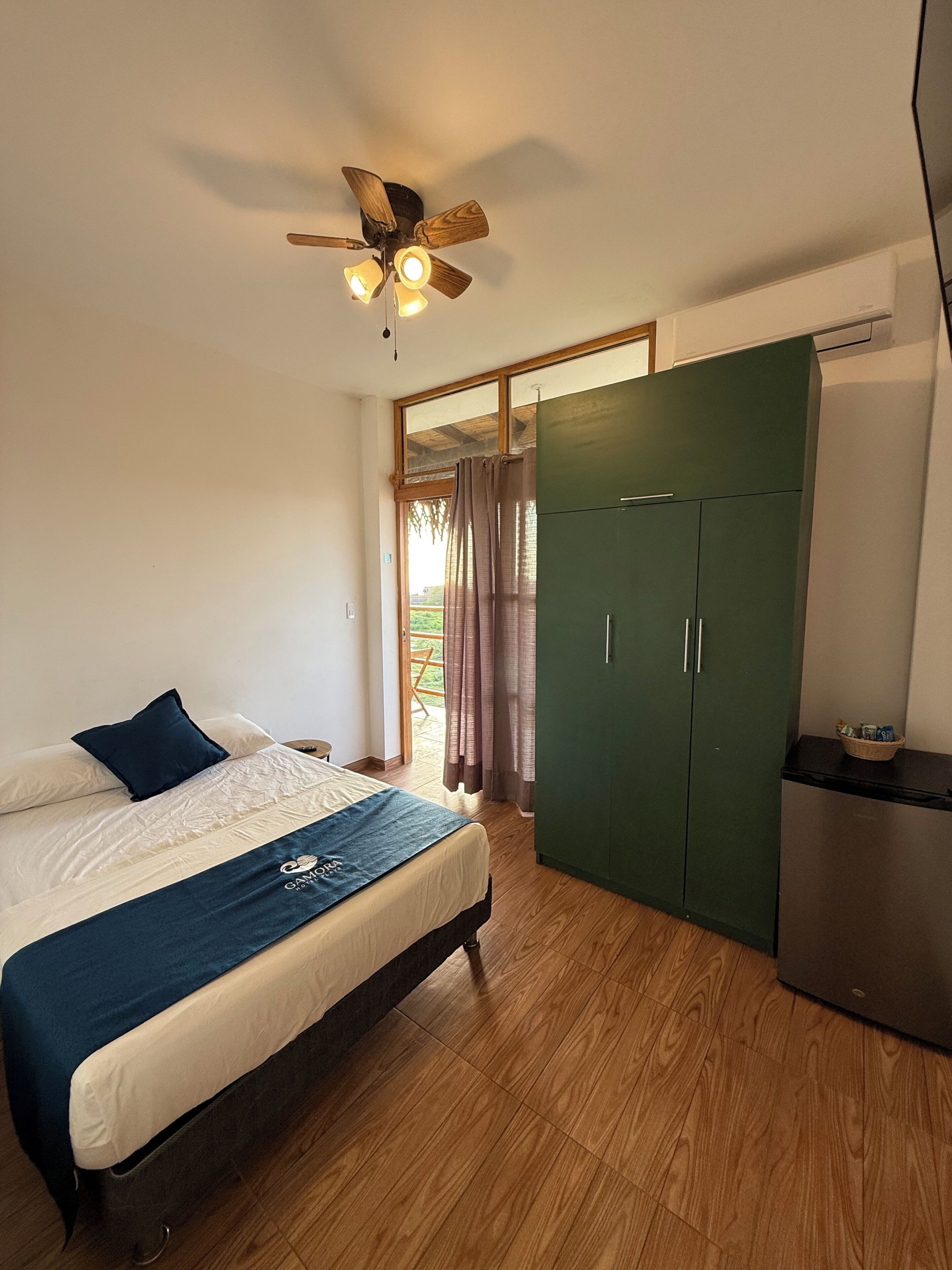 Cubrecamas, wifi gratis y ropa de cama 