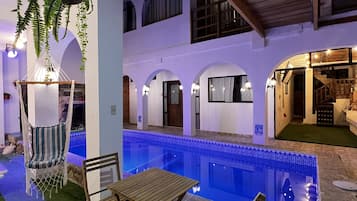 Una piscina al aire libre