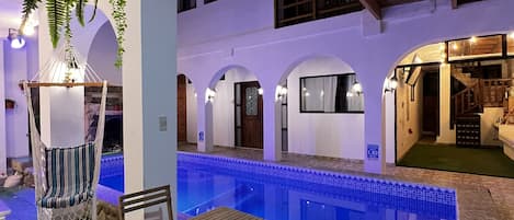 Una piscina al aire libre