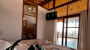 Exclusive Triple Room, Mixed Dorm, Ensuite, Partial Ocean View | Down duvets, free WiFi, bed sheets