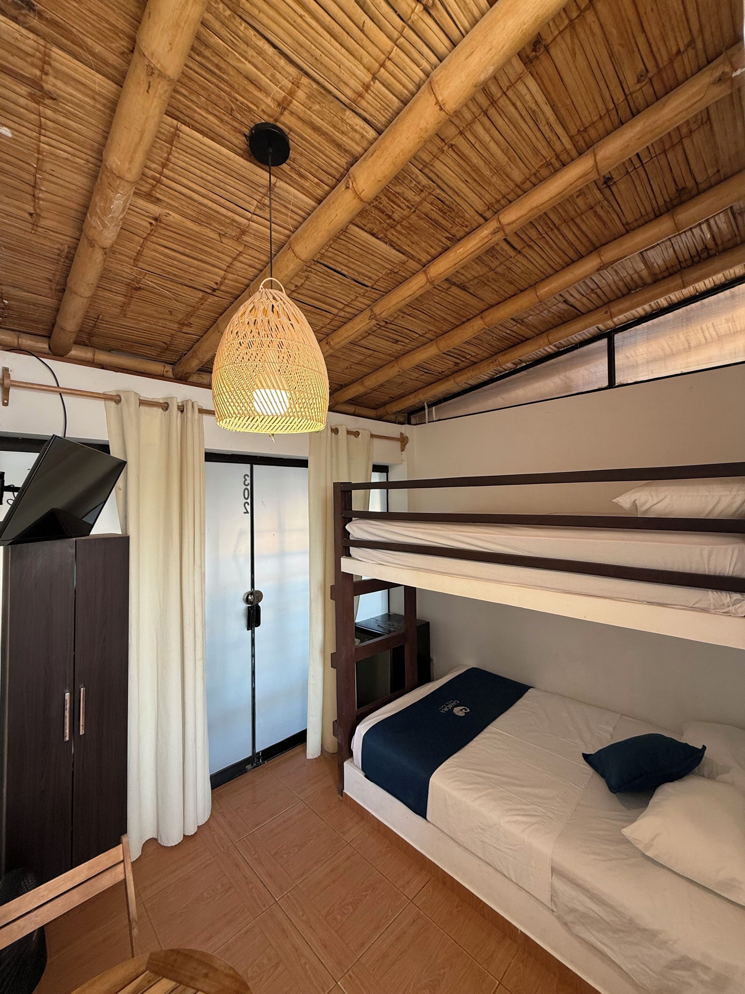 Cubrecamas, wifi gratis y ropa de cama 