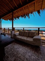 Exclusive Triple Room, 1 king bed, Ensuite, Partial Ocean View | Edredones de plumas, wifi gratis, ropa de cama