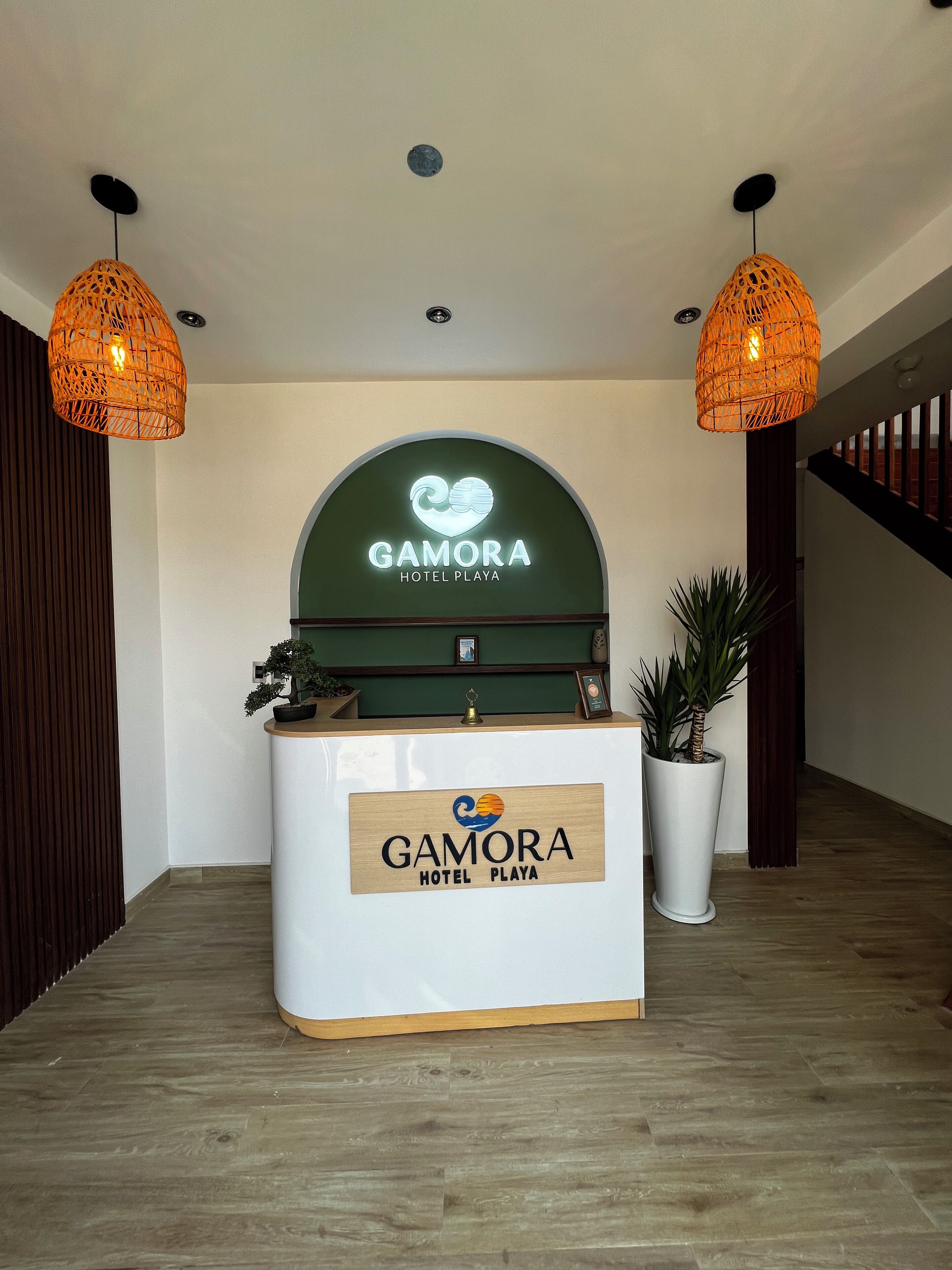 Una recepción con un letrero que dice "Gamora Hotel Playa".