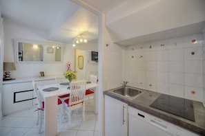 Fridge, microwave, oven, dishwasher