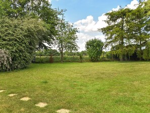 Property grounds - Beautifully presented contemporary cottage with stylish furnishings. (Surlingham)