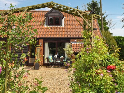 Beautifully presented contemporary cottage with stylish furnishings.