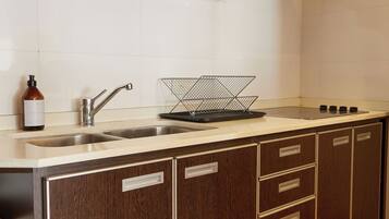 Studio | Private kitchen | Fridge, microwave, toaster, cookware/dishes/utensils