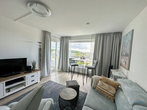 Een televisie en een stereo