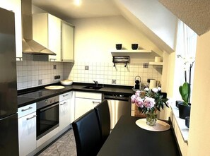 Kühlschrank, Ofen, Herdplatte, Geschirrspüler