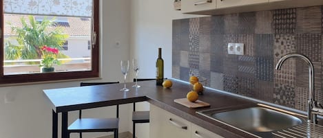 Refrigerador, parrilla de estufa, lavavajillas y cafetera y tetera