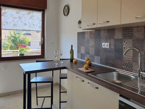 Fridge, stovetop, dishwasher, coffee/tea maker