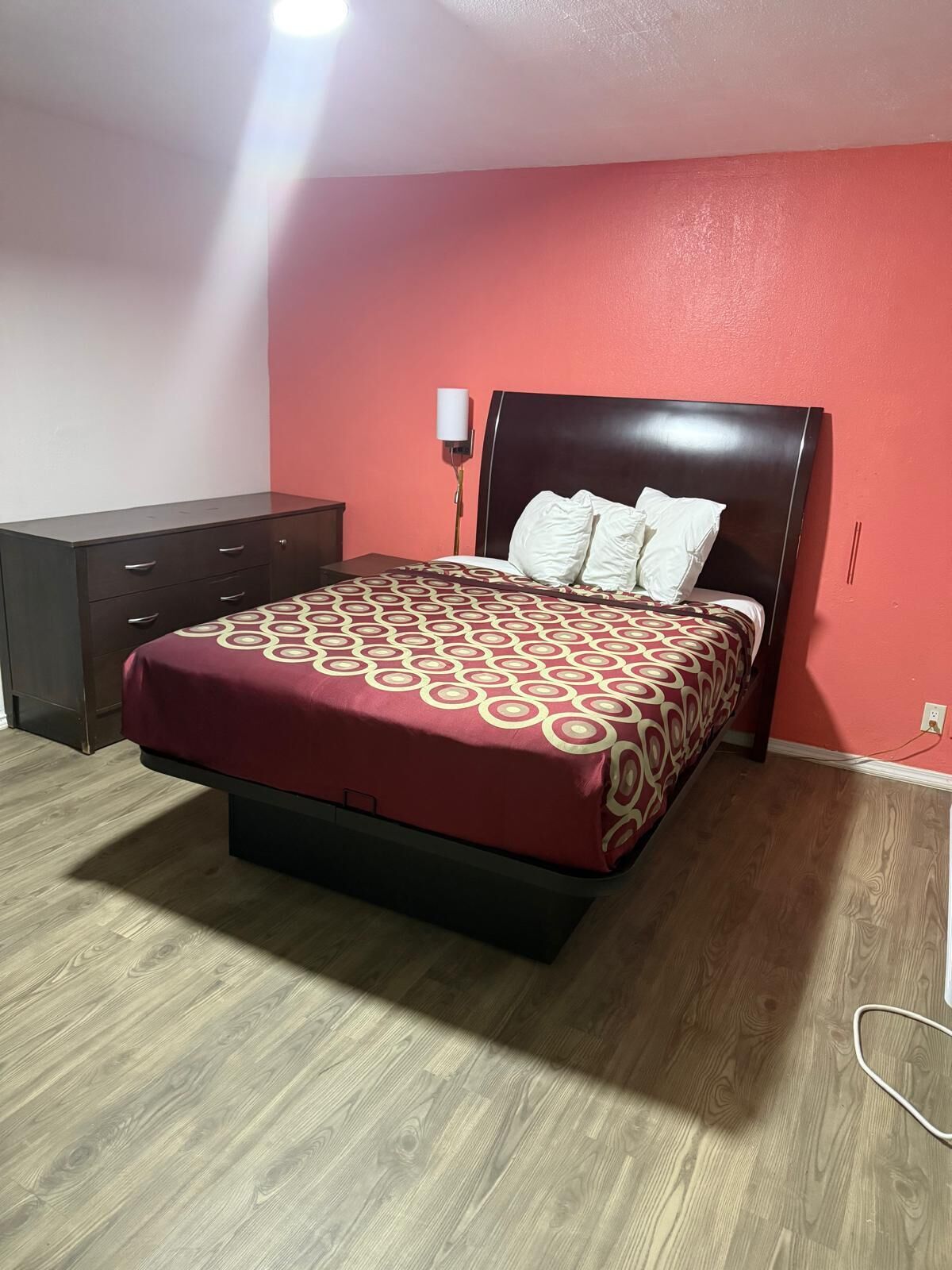 Room, 1 Queen Bed, Non Smoking | Iron/ironing board, free WiFi, bed sheets