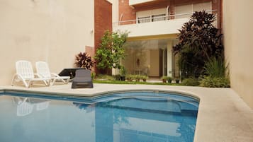 Una piscina al aire libre de temporada