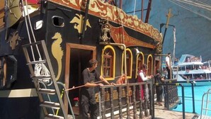 Ein piratenthemenboot mit Holldeck, einer Leiter und einem Geländer.