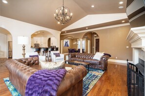 Smart TV, lareira, mesa de pingue-pongue, aparelho de som