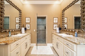 Jetted tub, hair dryer, towels, soap - The Palms at Chesswood - Luxury, Pool, & Dock! (Hot Springs)