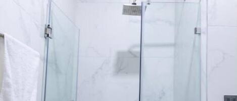 Douche, sèche-cheveux, bidet, serviettes fournies