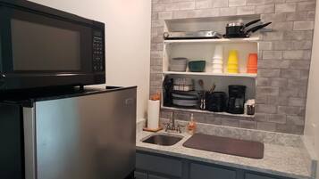 Microondas, placa de cocina, cafetera o tetera y tostadora