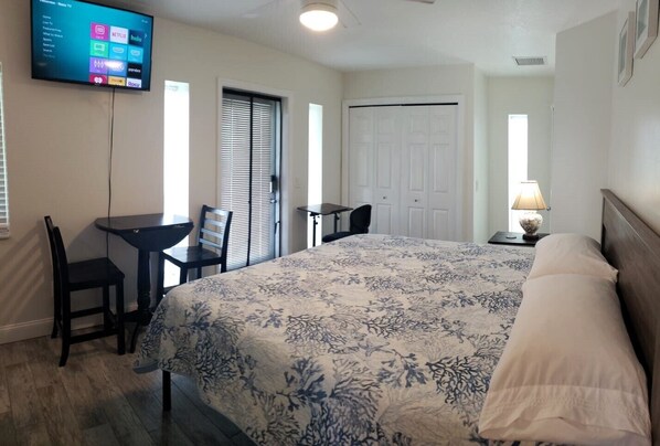 1 chambre, bureau, accès au Wi-Fi (inclus), literie fournie