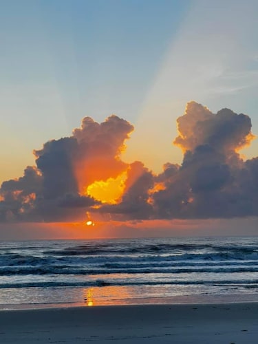 Seashell Studio - Private Hot Tub, King Bed, Ocean View, Short Walk to the Beach