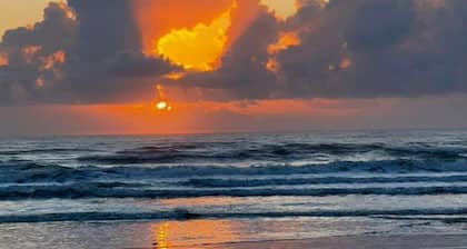 Seashell Studio - Private Hot Tub, King Bed, Ocean View, Short Walk to the Beach