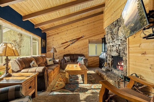 Slope Vista Escape + Mountain Views