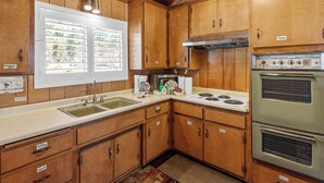 Basic Cabin | Private kitchen - Snowridge (Big Bear City)