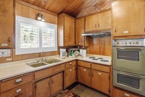 Basic Cabin | Private kitchen - Snowridge (Big Bear City)