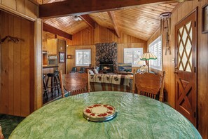 Hytte – basic | Spiseområde på rommet