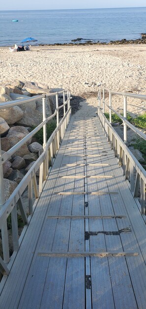 Vlak bij het strand, ligstoelen, strandlakens
